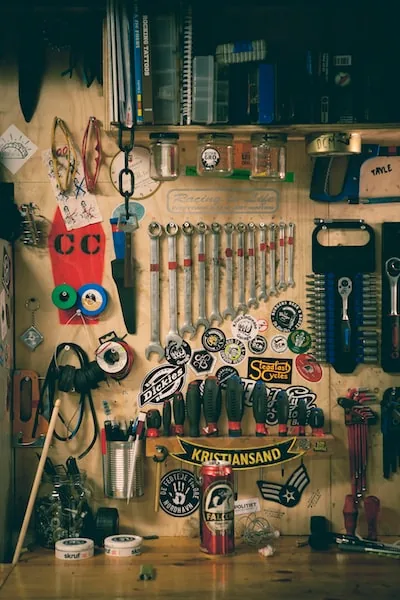 Mur d'outils d'atelier&nbsp;: clés, pinces et marteaux accrochés en rangées
